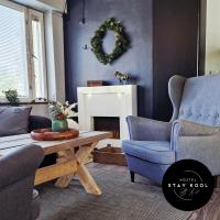 un soggiorno con camino e parete blu di Stay Kool a Kiuruvesi