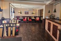 Un comedor con mesas y sillas rojas. en Apartamenty Piekary, en Piekary Śląskie