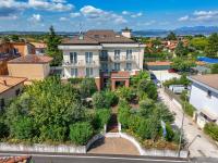 una vista aérea de una casa con jardín en Hotel Arya by Mauro, en Sirmione