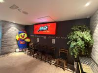 uma sala com uma parede com um letreiro do Mickey e cadeiras em Sea View Retreat- Self Catering Apartment em Abu Dhabi