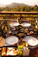 een tafel met borden eten bovenop een tafel bij Indra Village Hotel in Pazar
