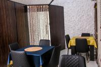 Un comedor con dos mesas y sillas con mantel amarillo. en Crestviewers Hotel, en Ikeja