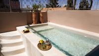 Una piscina con un bol de fruta en una mesa. en Riad Home Zemrane, en Marrakech