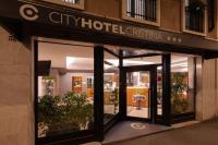Un escaparate de una institución hotelera urbana con un cartel en él en CityHotel Cristina Vicenza, en Vicenza