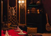 ein Esszimmer mit einem Tisch und einer Gitarre in der Unterkunft Oasis Premium апартаменты возле Триумфальной арки in Astana