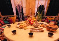 Ein Tisch mit einem Haufen Obst und Gemüse drauf. in der Unterkunft Oasis Premium апартаменты возле Триумфальной арки in Astana