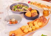 ein Tisch mit Tellern und Schüsseln mit Essen in der Unterkunft Oasis Premium апартаменты возле Триумфальной арки in Astana