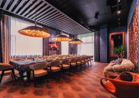 ein langes Esszimmer mit einem langen Tisch und Stühlen in der Unterkunft Oasis Premium апартаменты возле Триумфальной арки in Astana