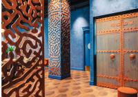 ein Zimmer mit einer Tür und einer Wand mit einem Muster in der Unterkunft Oasis Premium апартаменты возле Триумфальной арки in Astana