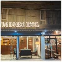 un bâtiment avec une enseigne indiquant l'hôtel maison dans l'établissement Hotel House Home Valley View Room Beside The Gandhi RD, à Darjeeling