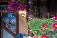Un edificio con un ramo de flores al lado de una puerta. en Balkan Hellas, en Leptokarya