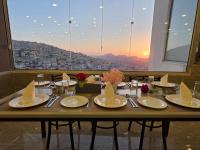 una mesa en un restaurante con vistas a la ciudad en The charming view, en Wadi Musa