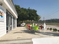 um grupo de mesas e cadeiras do lado de fora de um prédio em Blackstone Sands Resort Bilene em Vila Praia do Bilene