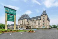 un edificio con un coche aparcado delante en Quality Suites, en Drummondville