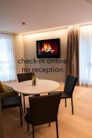 una mesa y sillas en una habitación con chimenea en Arbed Living Hotel SELF CHECK IN - Supercharger - Fitness Bellinzona, en Bellinzona