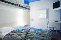 Un dormitorio con una cama y un escritorio y una ventana. en FYL GOOD ex hotelF1 Cherbourg, en Cherbourg-en-Cotentin