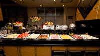 Una línea de buffet con muchos tipos diferentes de comida. en GRU Airport Hotel - STAY HERE, en Guarulhos