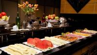 Un buffet con muchos tipos diferentes de comida en exhibición. en GRU Airport Hotel - STAY HERE, en Guarulhos