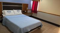 Un dormitorio con una cama con un edredón azul. en Hotel Cajigal Caracas, en Caracas