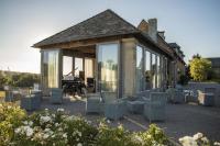 Onet le ChâteauにあるChâteau de Labro - Teritoriaの椅子とピアノのある温室のある家