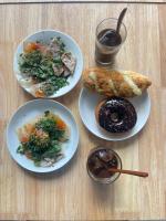 ニャチャンにあるLanxy Hotel Nha Trangの木のテーブルの上に置かれた3枚の皿の料理