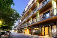 un edificio en una calle con coches aparcados en la calle en Grand Hotel San Marino, en San Marino