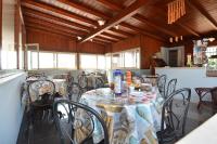 A restaurant or other place to eat at B&B La Castellana