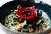 サースフェーにあるNavigare Resortsの食べ物の入ったボウルの中の赤いバラ