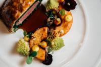 サースフェーにあるNavigare Resortsのケーキとブドウが添えられた料理の皿