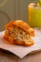 un sándwich en un plato en una mesa en Posada Blanca Hotel Boutique, en Piura