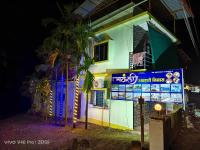 Un edificio con un cartel delante por la noche. en Mauli Nyahari Niwas, en Malvan