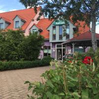 un grupo de edificios con flores delante de ellos en Hotel Ambiente, en Halberstadt