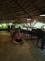 due ragazze sedute a terra sotto una tenda di Lunad Retreats by Ecocio a Coron