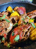 un piatto di cibo con carne e pannocchie di Lunad Retreats by Ecocio a Coron