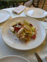 サマルカンドにあるラ アルガマクのテーブルの上の白い皿に盛られた食べ物