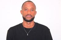 Un hombre que llevaba una camisa negra y un collar. en Cosy home Cash Paris Astrerix, en Ciudad de Malabo