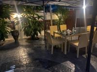 uma mesa e cadeiras com um guarda-sol em um pátio em Kalamung Resort and Pool villas em Praia de Ao Nang