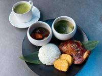 Jídlo v hotelu nebo okolí