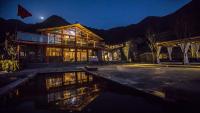 una casa grande con un charco de agua por la noche en Manshanju Forest Healing, en Lishui
