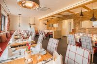 een restaurant met tafels en stoelen in een kamer bij Pension Rose in Bretzfeld
