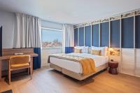 リスボンにあるHotel Acta Moaのベッドと机と窓のある寝室