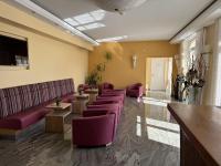 ヴォルムスにあるHotel am Schlossparkの紫のソファとテーブルが備わる待合室