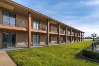 una vista exterior de un edificio de apartamentos en Red Roof Inn &amp; Suites Sulphur Springs, en Sulphur Springs