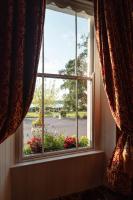 uma janela com um ramo de flores num quintal em Courtmacsherry Hotel em Bandon