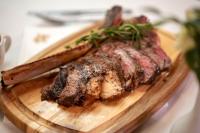 um pedaço de carne numa tábua de corte de madeira em Courtmacsherry Hotel em Bandon