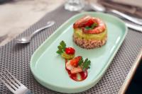 un plato con un trozo de comida en una mesa en AB Business Hôtel, en Nouakchott