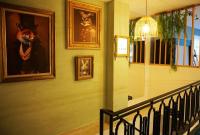 Una escalera con una pintura de un zorro en la pared. en Green Home - La Roche-Guyon - Adults Only, en La Roche-Guyon