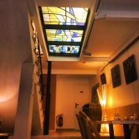 Habitación con mesa y techo con vidrieras. en Green Home - La Roche-Guyon - Adults Only, en La Roche-Guyon