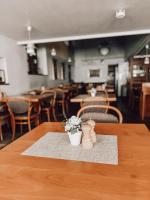 een tafel met daarop een vaas met bloemen bij Hotel Restaurant Ratsstube in Calw