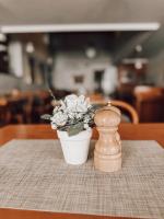 een vaas met een plant op een tafel naast een houten bij Hotel Restaurant Ratsstube in Calw